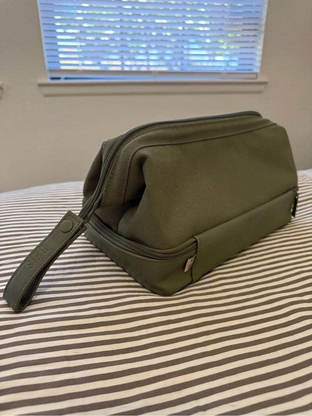 Beis The Dopp Kit in Olive Green